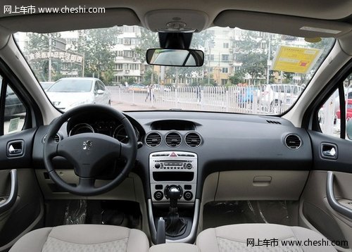 东风标致408中控台特写