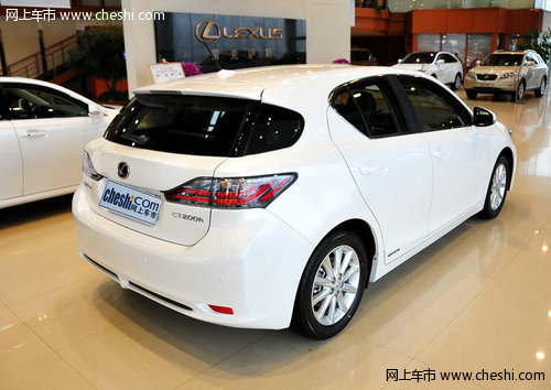 雷克萨斯CT200h右侧45度尾部视角