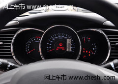 起亚K5方向盘后仪表台特写
