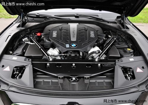 宝马7系 发动机局部特写