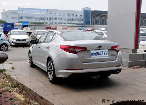 起亚K5左侧45度尾部视角