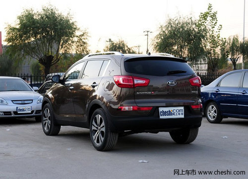 起亚智跑 左侧45度尾部视角