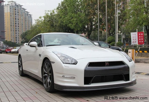 新款尼桑GTR跑车
