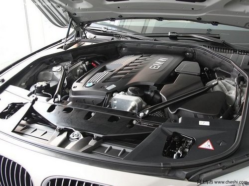 宝马7系 发动机局部特写