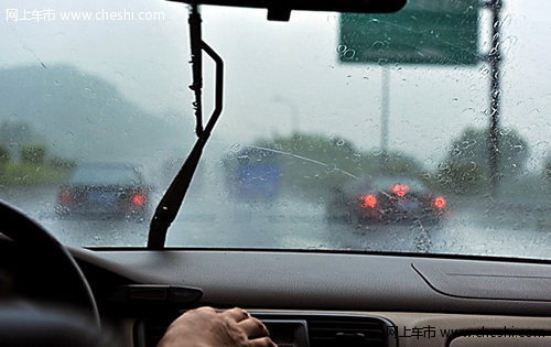雨天驾驶技巧 切记不要狠加速急刹车