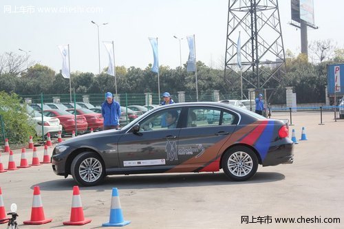 场外比赛让选手们感受到了BMW3丰富的配置