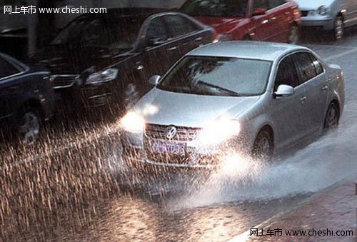 汽车保养：雨水能把车身冲洗干净么?