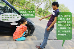 如何更换备胎 英雄救美换胎过程详解