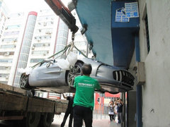 阿斯顿马丁One-77香港出车祸 严重撞毁