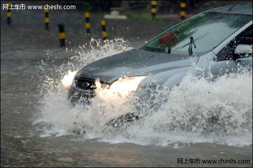 车辆遇水逃生自救攻略 头脑冷静能救命