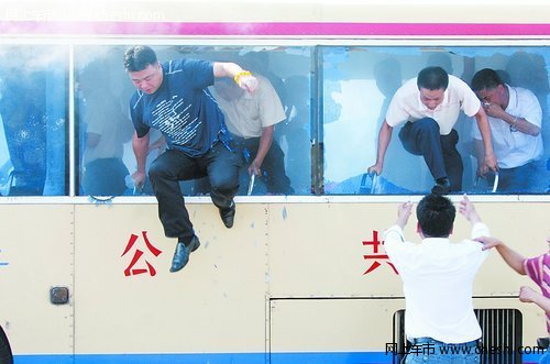 北京市公交车车厢后部起火 疑有人纵火