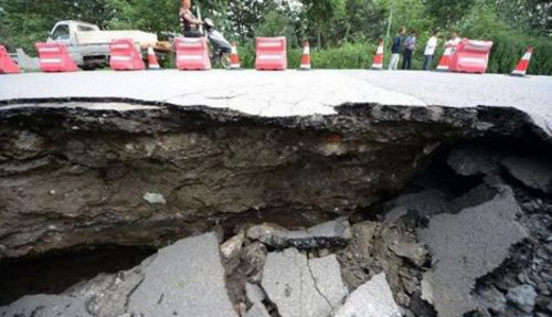 扬州临江路一处路面塌陷 现3米深大坑