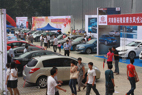 2012秋季汽车交易会开幕 现场气氛火爆
