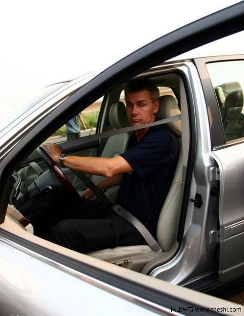 车主注意 正确的坐姿能预防事故的发生
