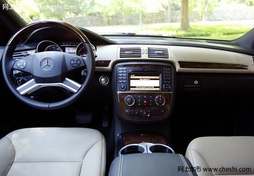 新款奔驰R350  天津现车优惠高达14万元