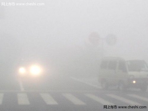 雾天杭州高速全线封道 能见度小于50米