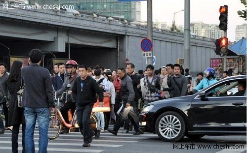 治理中国式过马路 需优化红绿灯的时间