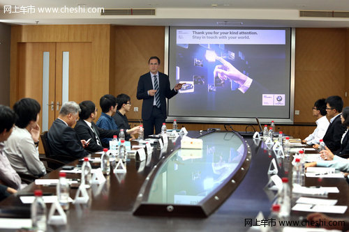 上海学子零距离体验新BMW互联驾驶科技