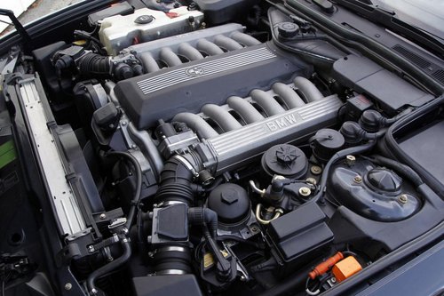 宝马V12引擎25周年纪念日 曝其发展历程