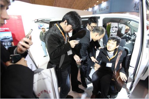 郑州日产参展2012中国国际福祉博览会