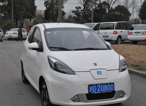 中国首款量产电动汽车荣威E50挂牌上路