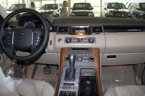 2013款路虎揽胜运动版3.0 白色低价出售