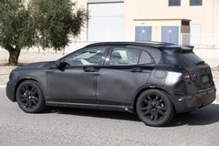 奔驰紧凑级SUV谍照 增压引擎/上海亮相