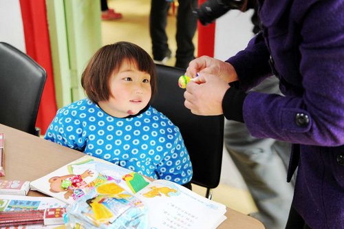 郑州日产天使微笑行动探访寄养康教中心
