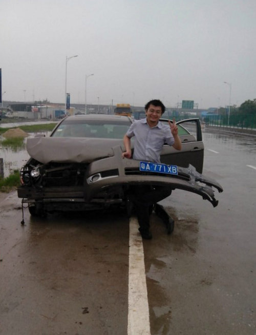 华南首台帝豪EC8遭遇重大车祸
