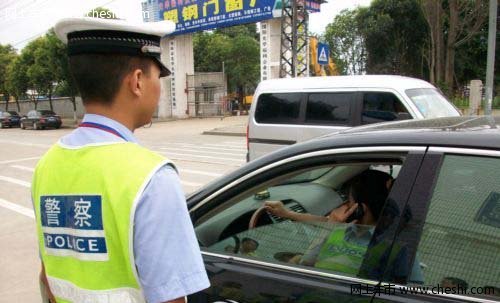 开车打电话或发短信+危害远远胜过酒驾