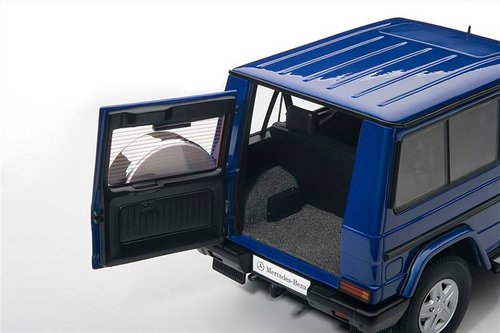 奔驰G级SUV短轴版模型 桌面上的越野车