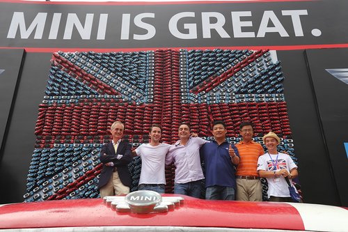 千辆MINI车模拼组英国国旗创造吉尼斯世界纪录
