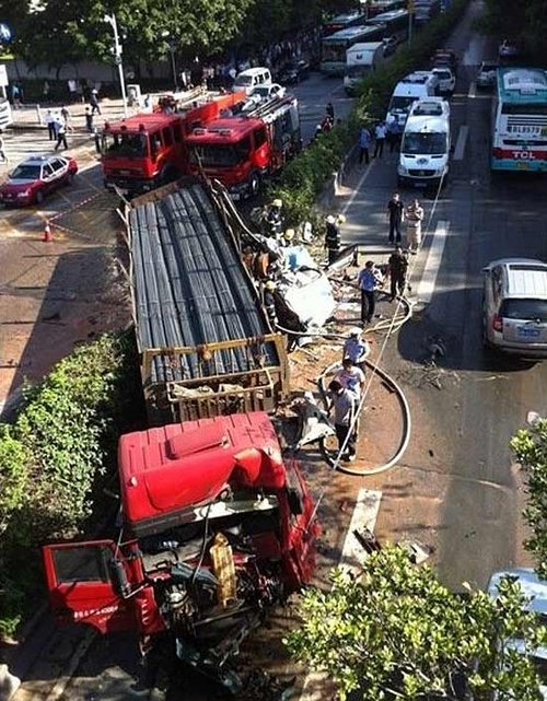 深圳皇岗路发生重大事故 两人当场死亡