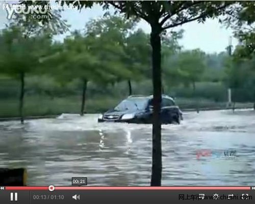 暴雨后科帕奇和轿车在深水街道PK强者胜
