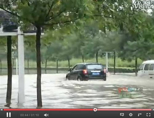 暴雨后科帕奇和轿车在深水街道PK强者胜