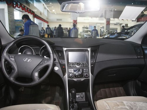 2011款索纳塔八购车优惠3万元 现车销售