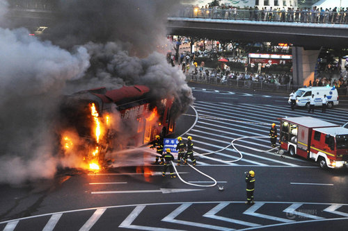 上海双层观光巴士自燃 未发现人员伤亡