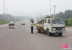 环卫工人下班途中遇车祸 尚未脱离危险