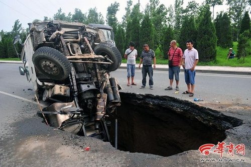 西安路面塌陷 水泥罐车突然跌进7米深坑
