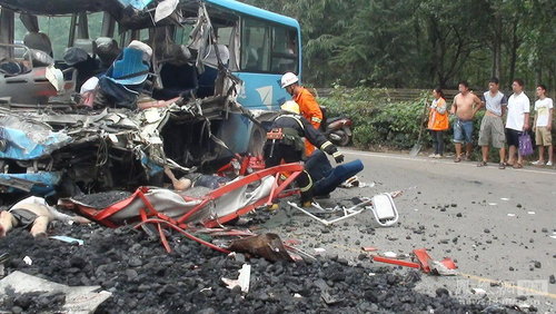 洛阳中巴客车与运煤货车相撞 致5人遇难