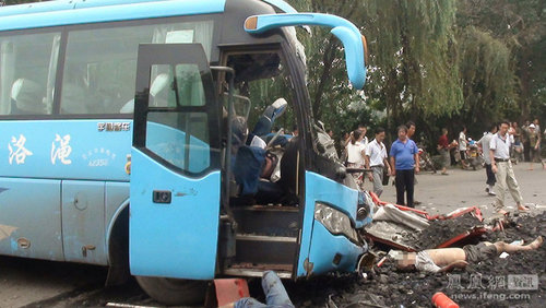 洛阳中巴客车与运煤货车相撞 致5人遇难