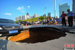 广西南宁路面现“天坑” 轿车险些坠入