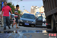 广西南宁路面现“天坑” 轿车险些坠入