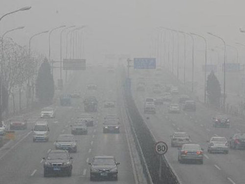雾霾开车妙招 避免车内空气-受雾霾污染
