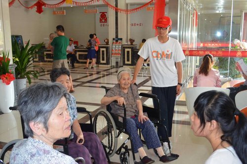 郑日牵手工程阳光助学走进老年服务中心