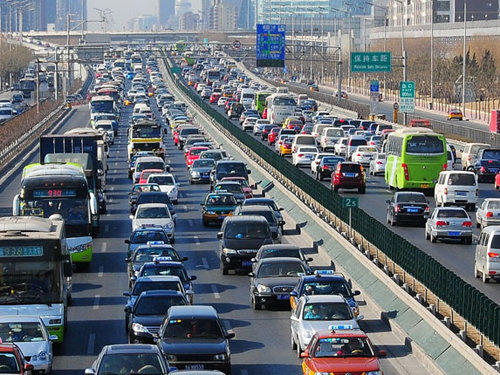 为降低空气污染 北京拟征机动车排污费