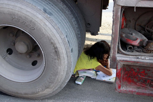 11岁女孩被卷车轮下 坚强镇静等待营救