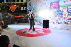 见证奇迹的时刻魔术师亮相万达七夕车展