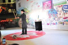 见证奇迹的时刻魔术师亮相万达七夕车展