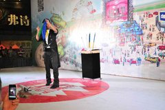 见证奇迹的时刻魔术师亮相万达七夕车展